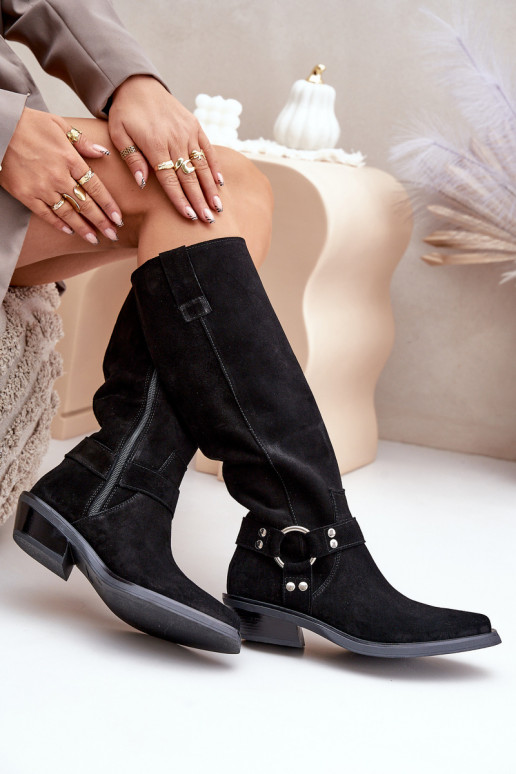 iš zomšos ilgaauliai batai kaubojiško stiliaus žemu kulniuku su ornamentais Zazoo 3656 Juodos spalvos