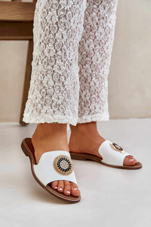 Šlepetės su ornamentais su plačiais kulniukais  3047/O baltos spalvos