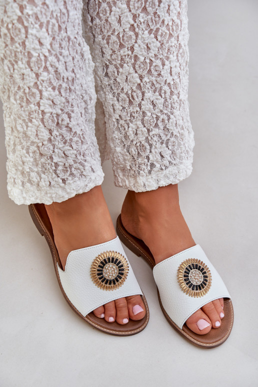 Šlepetės su ornamentais su plačiais kulniukais  3047/O baltos spalvos