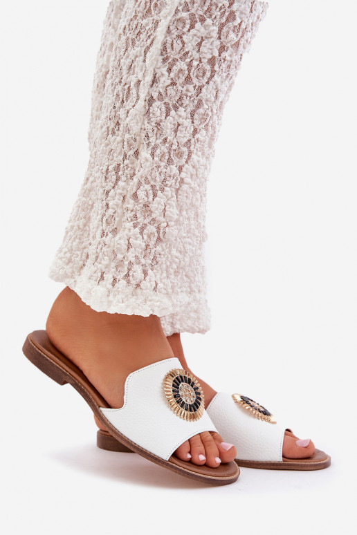 Šlepetės su ornamentais su plačiais kulniukais  3047/O baltos spalvos