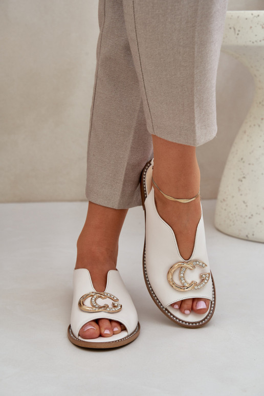 Moteriškos basutės su plačiais kulniukais su ornamentais Laura Messi 2865 dramblio kaulo spalvos