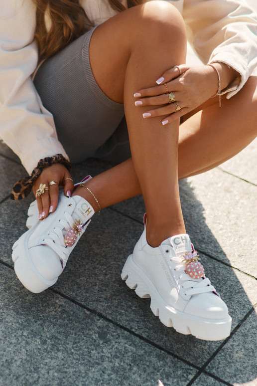    modelio batai dekoruoti Broszką Ananas CheBello 4651 baltos spalvos