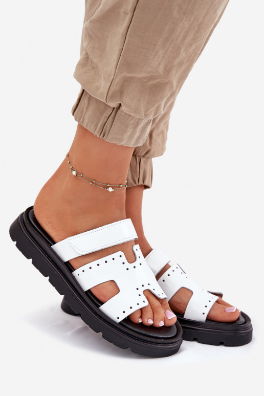 su lako efektu Moteriškos šlepetės Z Naturalnej Skóry su platforma Zazoo 40440 baltos spalvos