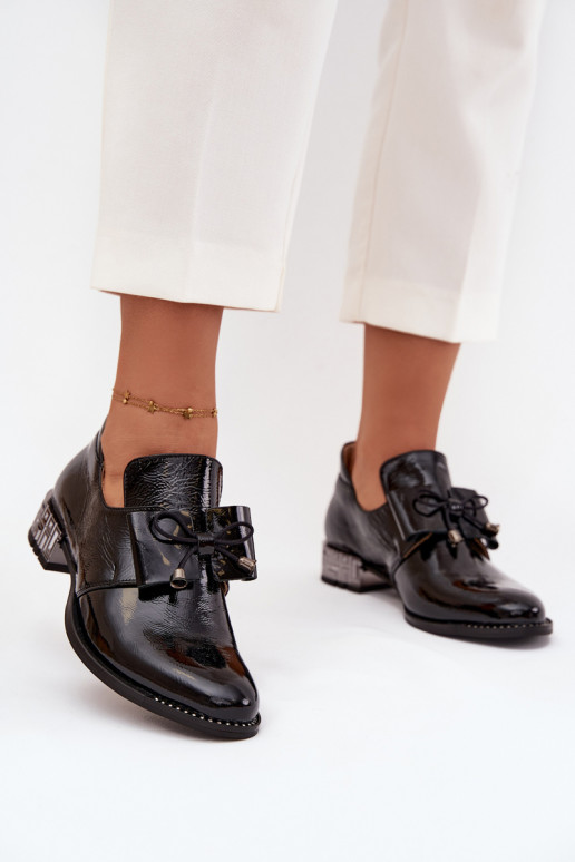 su lako efektu batai  žemu kulniuku su kaspinais Zazoo 1399 Juodos spalvos