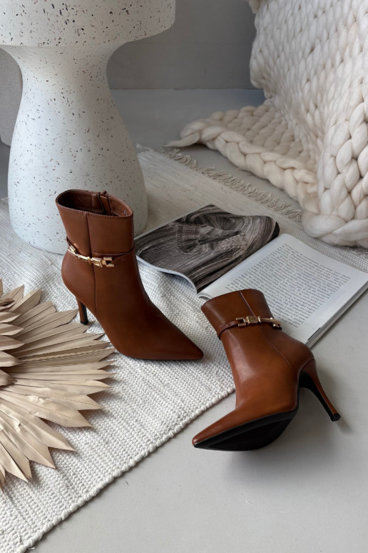 Rudos spalvos pašiltinti moteriški aulinukai su plonais kulniukais, dirželiais ir aukso spalvos elementais „Bellisse"