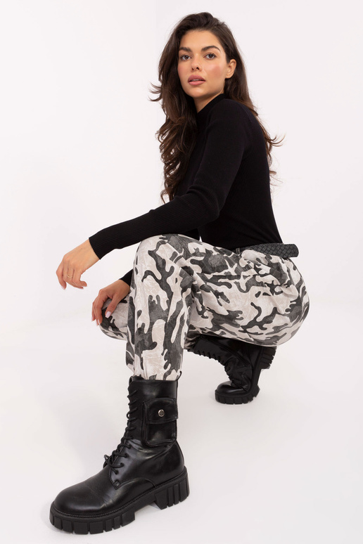 Kelnės šviesiai smėlinės