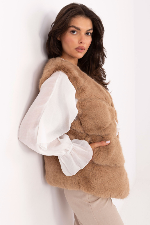 Kupranugario spalvos liemenė