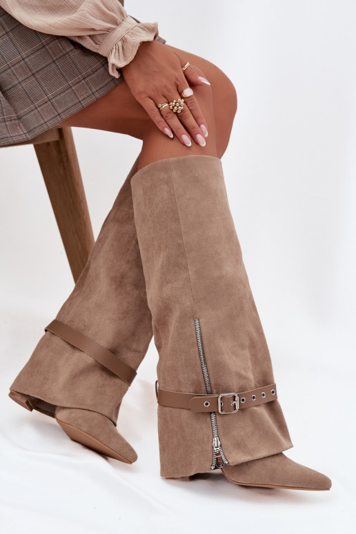 Moteriški ilgaauliai batai įsispiriamo modelio su kulniukais, su dekoruotais kulnais smėlio spalvos Jolivine