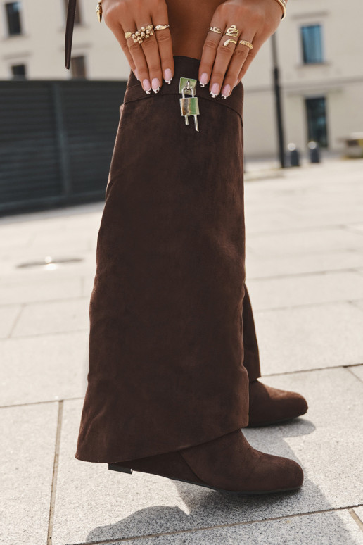 Moteriški ilgaauliai batai ant platformos su dirželiais ir sidabrinėmis detalėmis šokoladinės spalvos Korivelle Moteriški ilgaauliai batai ant platformos su dirželiais ir sidabrinėmis detalėmis šokoladinės spalvos Korivelle