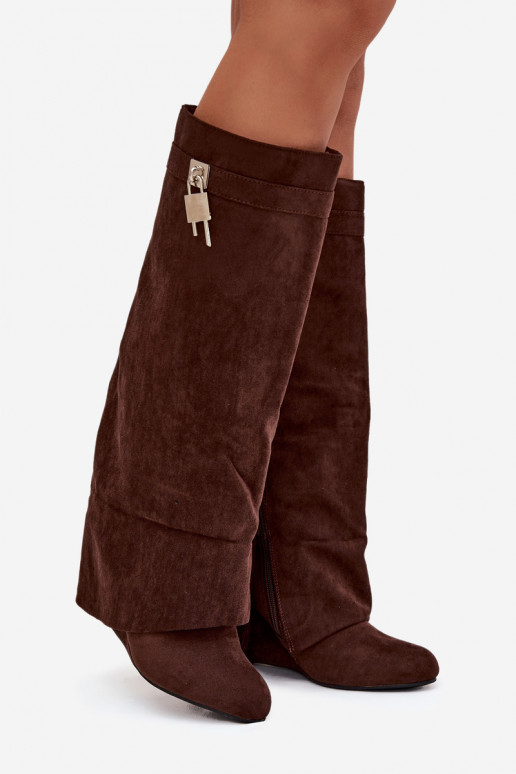 Moteriški ilgaauliai batai ant platformos su dirželiais ir sidabrinėmis detalėmis šokoladinės spalvos Korivelle Moteriški ilgaauliai batai ant platformos su dirželiais ir sidabrinėmis detalėmis šokoladinės spalvos Korivelle