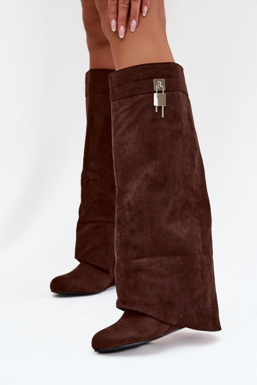 Moteriški ilgaauliai batai ant platformos su dirželiais ir sidabrinėmis detalėmis šokoladinės spalvos Korivelle Moteriški ilgaauliai batai ant platformos su dirželiais ir sidabrinėmis detalėmis šokoladinės spalvos Korivelle