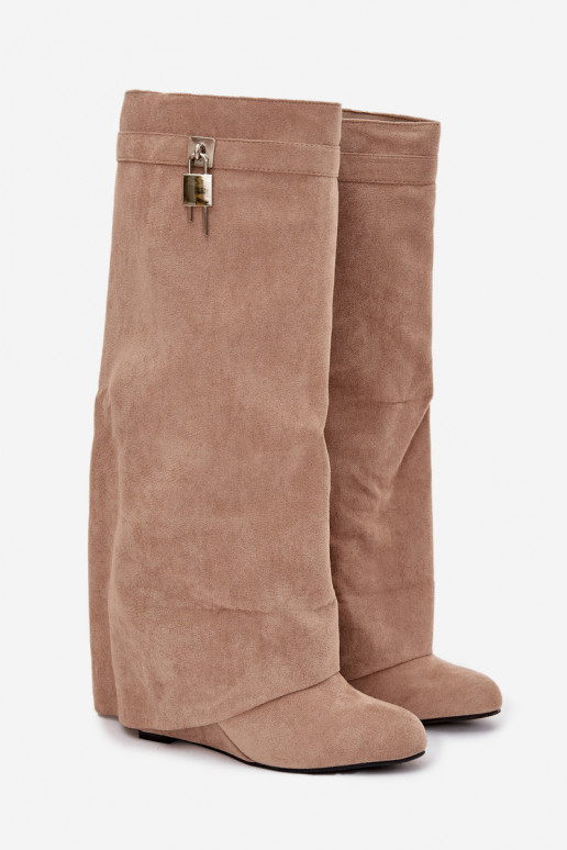 Moteriški ilgaauliai batai ant platformos su dirželiais ir sidabro detalėmis, smėlio spalvos Korivelle