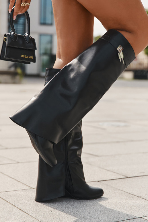 Moteriški ilgaauliai batai ant platformos su dirželiais ir sidabrinėmis detalėmis iš eko odos juodos spalvos Korivelle