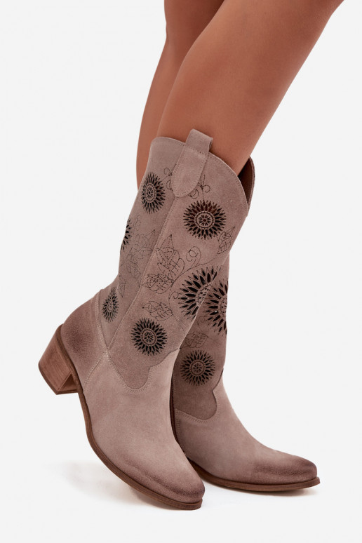 iš zomšos   moteriški ilgaauliai batai su ažūro elementais Zazoo 3852 kapučino spalvos