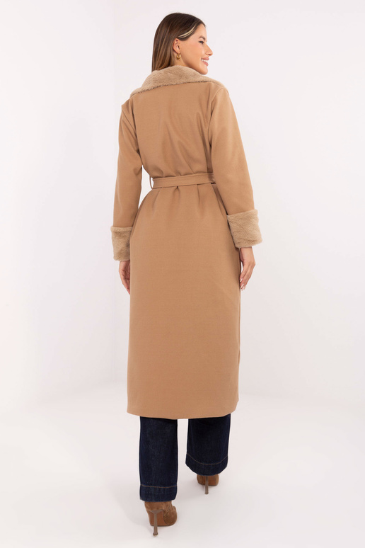 Kupranugario spalvos paltas