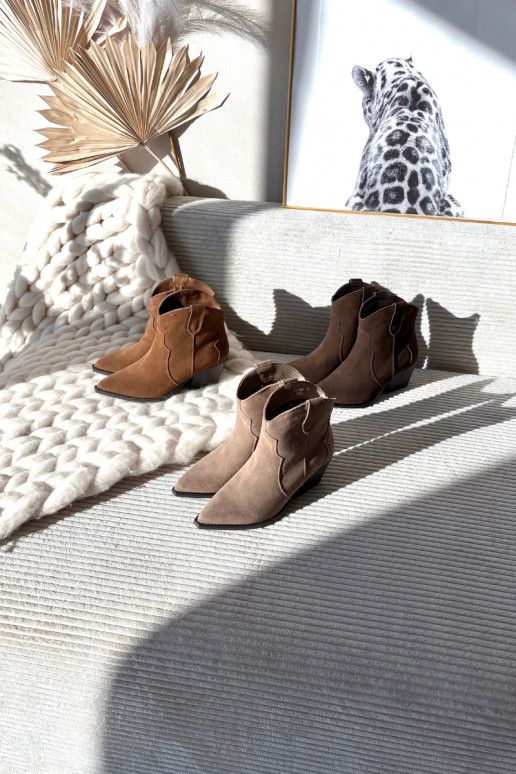 Įspiriami kaubojiško stiliaus moteriški aulinukai iš natūralios zomšos Beretta smėlio spalvos