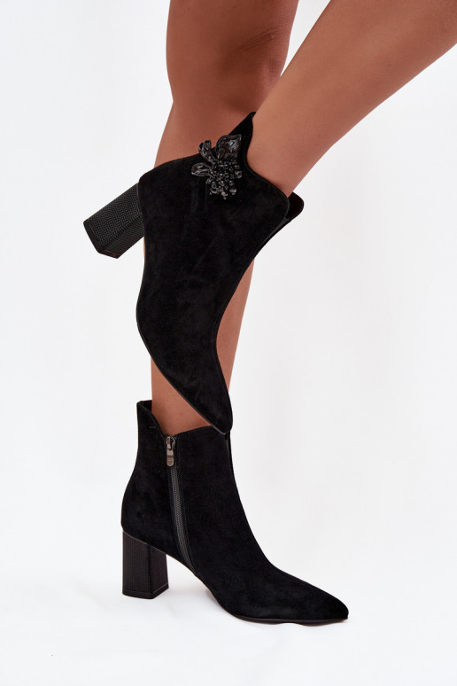 iš zomšos Moteriški aulinukai su ornamentais D&A CR52-686 Juodos spalvos