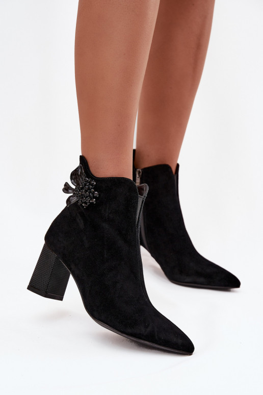 iš zomšos Moteriški aulinukai su ornamentais D&A CR52-686 Juodos spalvos