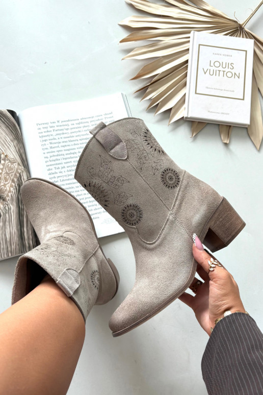 Moteriški zomšiniai aulinukai su ažūro elementais su kulniukais Zazoo 3844 kapučino spalvos