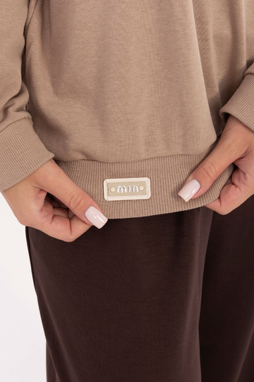 Tamsiai smėlio spalvos...