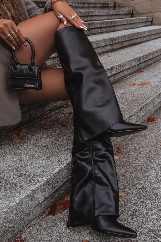 Šiltinti ilgaauliai batai su plonais kulniukais ir įkirpta aulo dalimi juodos spalvos Tamonia