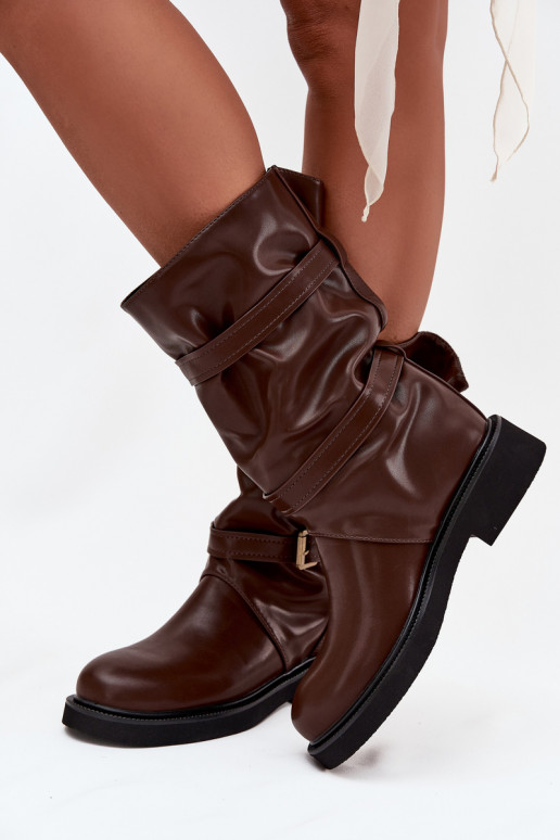 Susiraukšlėję moteriški rudos spalvos ilgaauliai batai iki blauzdos vidurio su juostelėmis ir sagtimis Halvessa