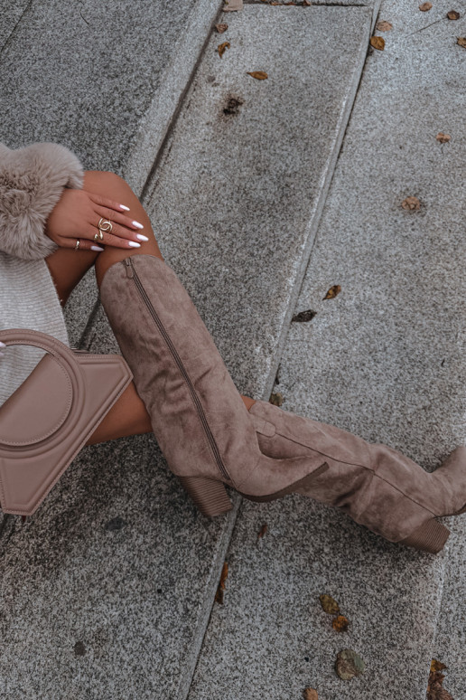 pašiltinti ilgaauliai batai kaubojiško stiliaus su kulniukaissuiš eko zomšosu smėlio spalvos Tai turivine