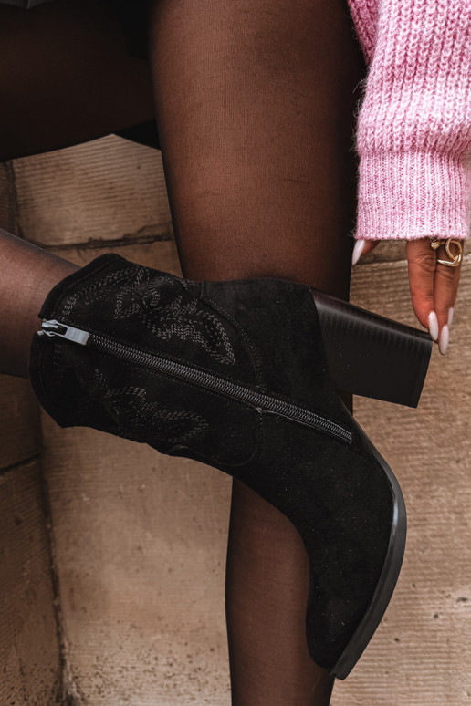 kaubojiško stiliaus aulinukai Moteriškas su kulniukais iš eko zomšosoĮe juodos spalvos Carissa