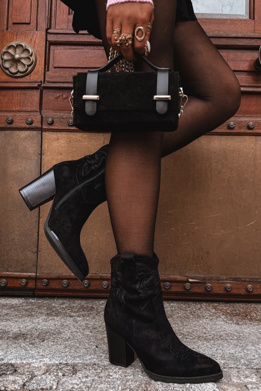 kaubojiško stiliaus aulinukai Moteriškas su kulniukais iš eko zomšosoĮe juodos spalvos Carissa