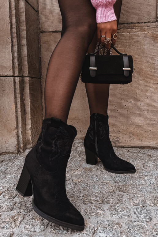 kaubojiško stiliaus aulinukai Moteriškas su kulniukais iš eko zomšosoĮe juodos spalvos Carissa