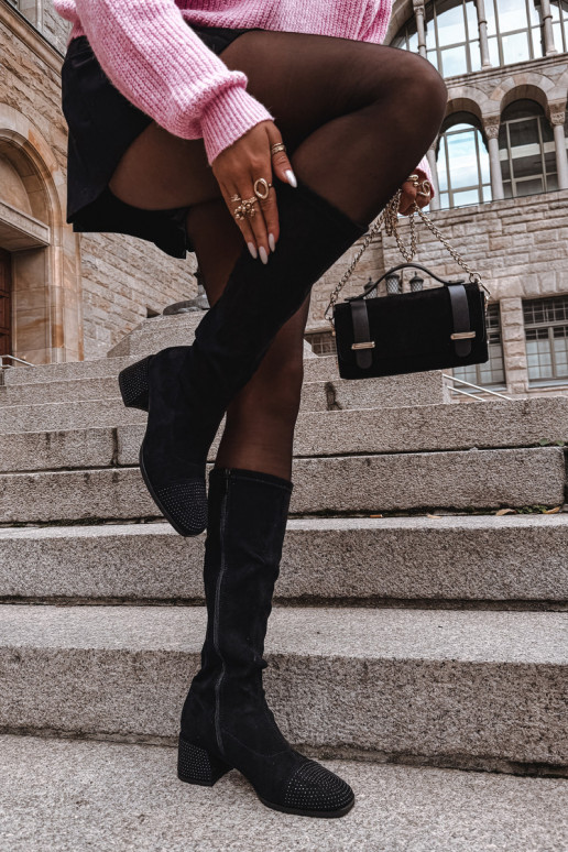 moteriški ilgaauliai batai Su dekoracija Klocke iš eko zomšosoĮe juodos spalvos Ivanna