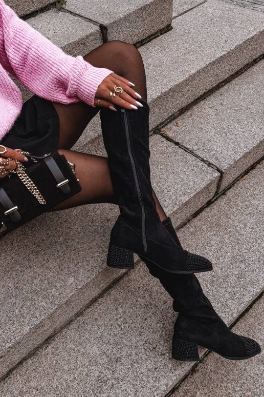 moteriški ilgaauliai batai Su dekoracija Klocke iš eko zomšosoĮe juodos spalvos Ivanna