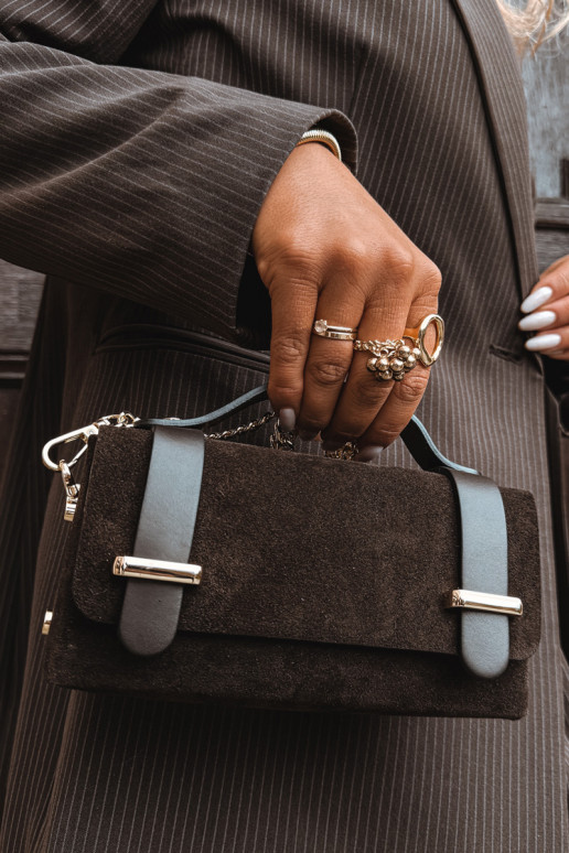 Rankinė Z Naturalnego Zamszu su grandinėlėmis Czekoladowa Nivra Rankinė Z Naturalnego Zamszu su grandinėlėmis Czekoladowa Nivra