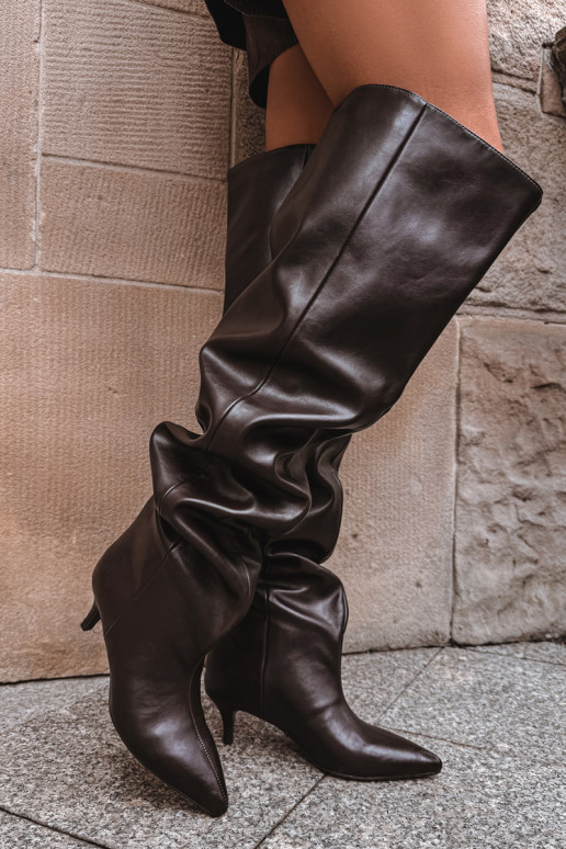 Įsispiriami moteriški ilgaauliai batai su plonais kulniukais šokolado spalvos Ysolienne Įsispiriami moteriški ilgaauliai batai su plonais kulniukais šokolado spalvos Ysolienne