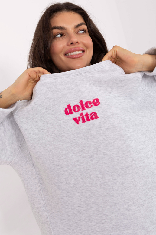 Mėlyna megztinė, šviesiai pilka