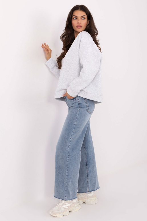 Mėlyna megztinė, šviesiai pilka