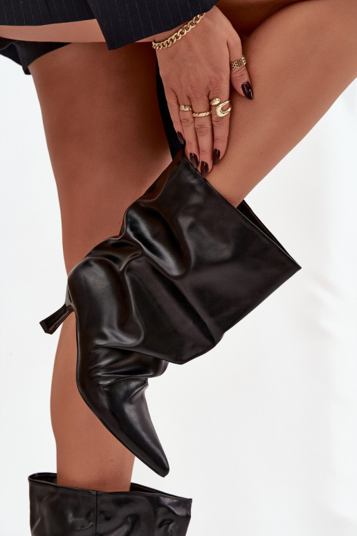 Įsispiriamo modelio Moteriški aulinukai su plonais kulniukais su rauktu auliuku Juodos spalvos Inarisse