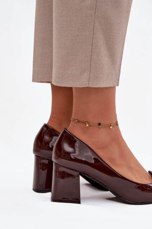 su lako efektu Bateliai su kulniukais su ornamentais Czekoladowe Isoline