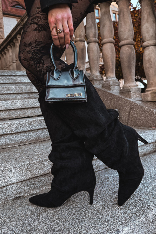 Juodos spalvos susiraukšlėję pašiltinti ilgaauliai batai su plonais kulniukais iš dirbtinio zomšo Tai turivella