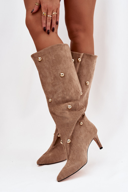 Smėlio spalvos įsispiriamo modelio moteriški ilgaauliai batai su plonais kulniukais ir aukso spalvos papuošimais Thaliane