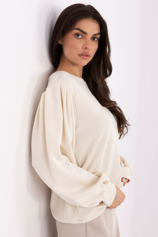 Mėlynas džemperis šviesiai smėlio...