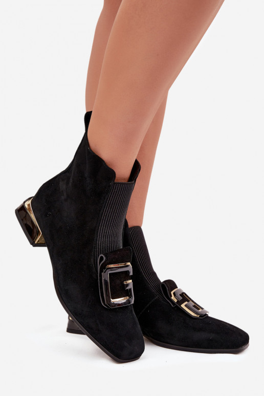 Dirbtinės zomšos moteriški batai ant žemo kulno su ornamentais D&A MR52-217 juodos spalvos