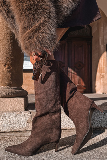 moteriški ilgaauliai batai Z iš eko zomšosu Įsispiriamo modelio su plonais kulniukais Czekoladowe Phelin 2