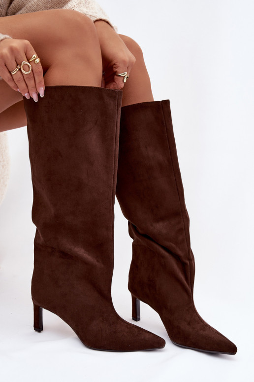 Moteriški ilgaauliai batai iš dirbtinio zomšo, įsispiriamo modelio su plonais kulniukais, šokoladinės spalvos Phelin