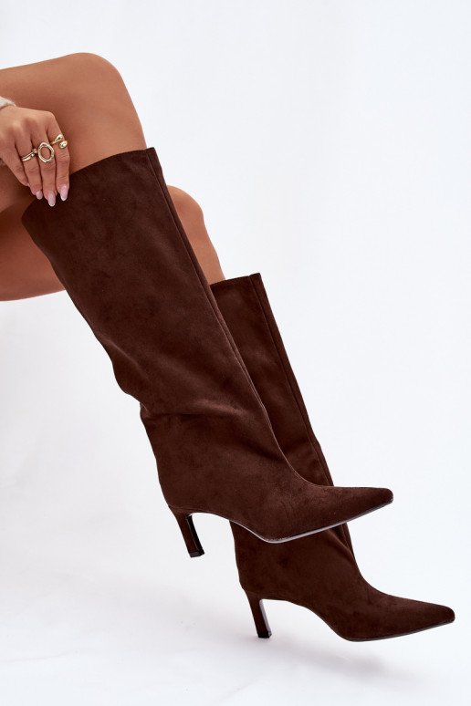 Moteriški ilgaauliai batai iš dirbtinio zomšo, įsispiriamo modelio su plonais kulniukais, šokoladinės spalvos Phelin