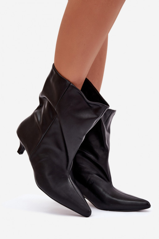 Įsispiriamo modelio Moteriški aulinukai žemu kulniuku Z Luźną Cholewką Juodos spalvos Jessalia