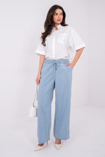 Kelnės šviesiai mėlynos...