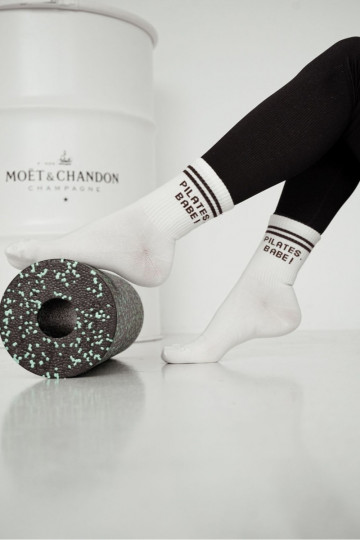 Kojinės  Z rudos spalvosm Napisem PILATES, BABE! dramblio kaulo spalvos