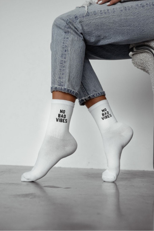 Moteriškos kojinės su užrašu „NO BAD VIBES" baltos spalvos