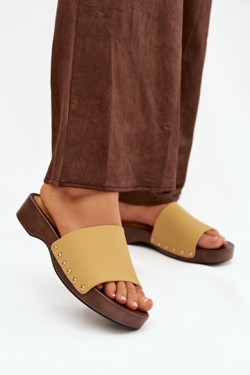 Moteriškos šlepetės su kniedėmis geltonos spalvos Terissa 2